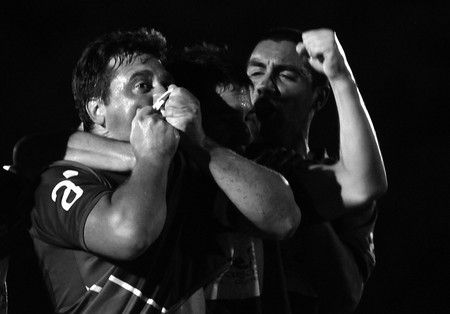 Mario Amorín, tras convertir de tiro libre el gol del empate, festeja junto a Nicolás Gamarra y Emiliano Hernández. · Foto: Fernando Morán Mario Amorín, tras convertir de tiro libre el gol del empate, festeja junto a Nicolás Gamarra y Emiliano Hernández. · Foto: Fernando Morán