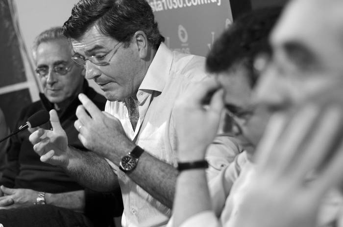 Alfredo García, Pedro Bordaberry, Gerardo Caetano y Guillermo Maciel, ayer, en el local de la lista 1030 de Vamos Uruguay. / foto: pablo vignali