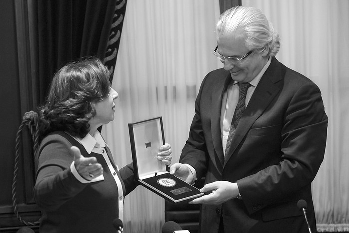 La intendenta Ana Olivera y Baltasar Garzón, ayer, cuando el magistrado español fue declarado Visitante Ilustre de Montevideo.  · Foto: Pablo Nogueira