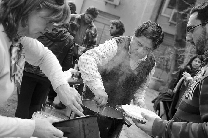 Olla popular, ayer, durante la ocupación de la Facultad de Psicología.  · Foto: Santiago Mazzarovich