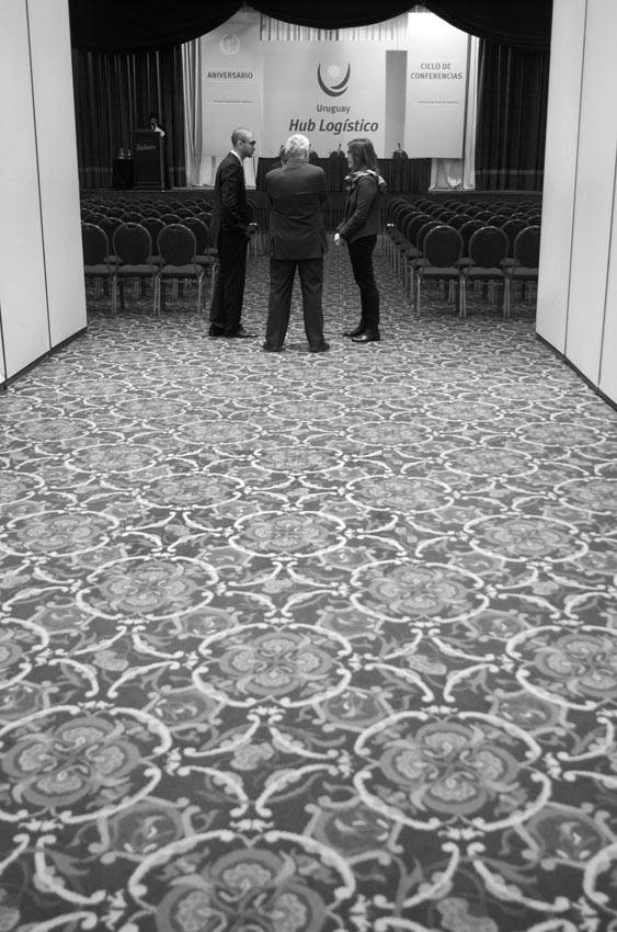 Participantes en el "Segundo evento del Ciclo de Conferencias 2013" del Instituto Nacional de Logística, previo a su comienzo, en el hotel Radisson. · Foto: Pablo Vignali