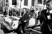 Horacio Cartes, acompañado por su hija Sofía, se dirige a la Catedral de Asunción en un automóvil descapotable que perteneció al dictador Alfredo Stroessner.
