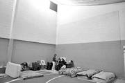 Refugiados en el gimnasio de la comuna de Treinta y Tres durante las inundaciones. / Foto: Javier Calvelo
