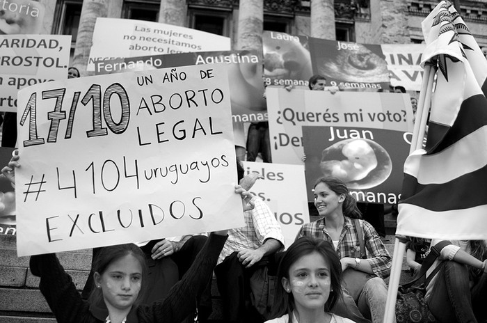 Movilización convocada por Provida, "Por las víctimas del aborto legal", ayer en las escalinatas del Palacio Legislativo. · Foto: Pablo Vignali