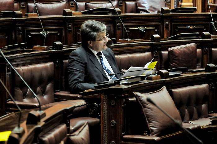Felipe Michelini en la cámara de Diputados antes de comenzar la sesion (archivo, 2013) · Foto: Javier Calvelo, adhocFOTOS