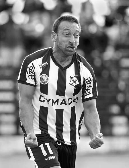 Sergio Blanco tras convertir un gol en el partido con Rentistas, en la undécima fecha del Torneo Clausura
2014. Foto: Sandro Pereyra Sergio Blanco tras convertir un gol en el partido con Rentistas, en la undécima fecha del Torneo Clausura
2014. Foto: Sandro Pereyra