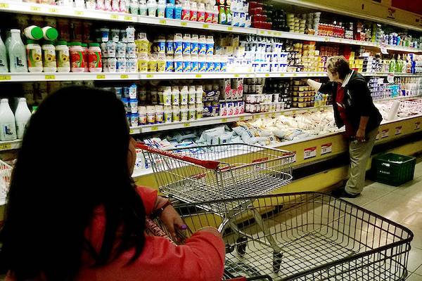 Góndola de lácteos en un supermercado de Montevideo. · Foto: Javier Calvelo, adhocFOTOS