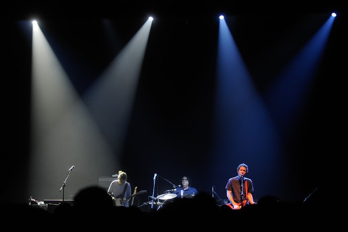 Giorgia Hubley, James McNew e Ira Kaplan, durante un recital en La Trastienda Club Montevideo (archivo, 2014). · Foto: Fernando Morán