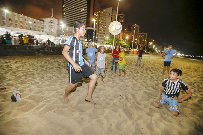 Fútbol en la playa de la Rambla Beira Mar, en el barrio Meireles, en Fortaleza (archivo, junio de 2014). · Foto: Sandro Pereyra