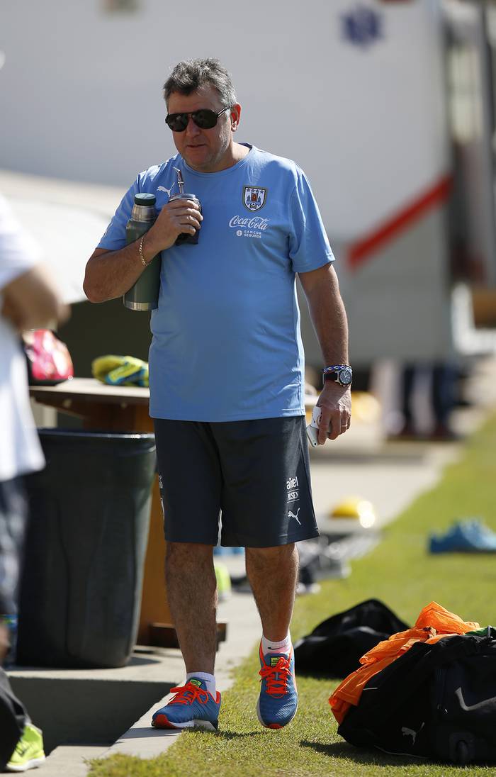 El presidente de la Asociación Uruguaya de Fútbol, Wilmar Valdez, en un entrenamiento de la selección en el estadio Arena do Jacaré de Sete Lagoas, durante el mundial Brasil 2014.  · Foto: Sandro Pereyra