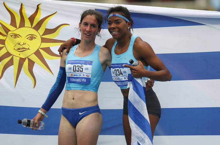 María Pía Fernández y Déborah Rodríguez, durante el Sexto Campeonato Sudamericano de Atletismo Sub 23, en la pista de atletismo Darwin Piñeyrúa. (archivo, octubre de 2014))


 · Foto: Iván Franco