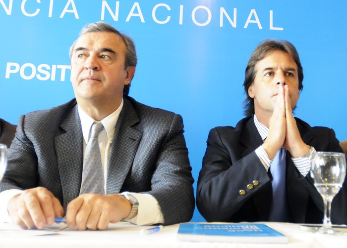 Jorge Larrañaga y Luis Lacalle Pou durante la presentación del plan de seguridad de la fórmula nacionalista para las elecciones. Foto: Sandro Pereyra (archivo, octubre de 2014)