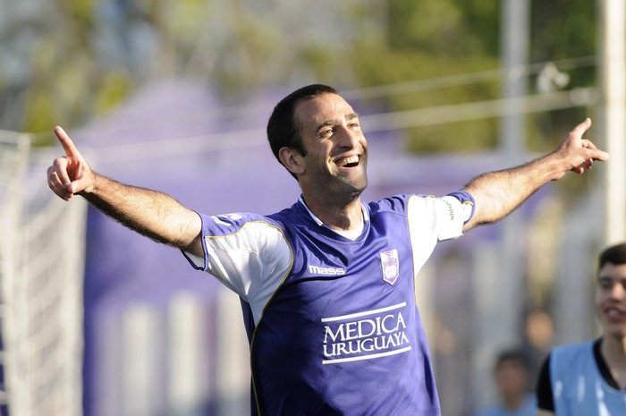 Ignacio Risso, tras convertir para Defensor Sporting en el partido con Sudamérica por el Torneo Apertura 2014. · Foto: Sandro Pereyra Ignacio Risso, tras convertir para Defensor Sporting en el partido con Sudamérica por el Torneo Apertura 2014. · Foto: Sandro Pereyra