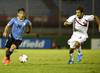 Nicolás Lodeiro, de Uruguay, y Celso Borges, de Costa Rica, en el estadio Centenario. (archivo, noviembre de 2014) Nicolás Lodeiro, de Uruguay, y Celso Borges, de Costa Rica, en el estadio Centenario. (archivo, noviembre de 2014)