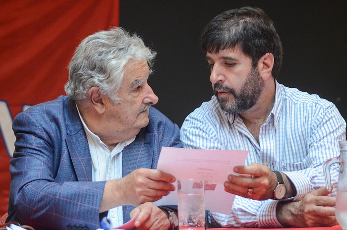José Mujica y Fernando Pereira, en la sede del PIT-CNT, en Montevideo (archivo, diciembre de 2014). · Foto: Pablo Vignali / adhocFOTOS