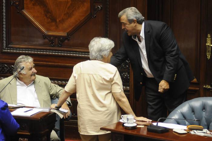 José Mujica, Lucía Topolanski y Jorge Larrañaga, en el senado, cuando Mujica asumió su banca tras dejar la presindencia de la república. (archivo, marzo de 2015) · Foto: Sandro Pereyra