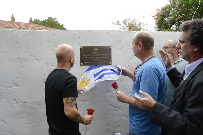 Dino y Piero Perrini, en el descubrimiento de la placa en homenaje a su padre Aldo Perrini, en el Batallón de Infantería número 4, en Colonia (archivo, marzo de 2015). · Foto: Iván Franco