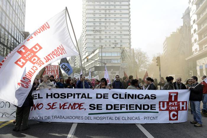 Movilización de funcionarios del Hospital de Clíbnicas (archivo). · Foto: Santiago Mazzarovich