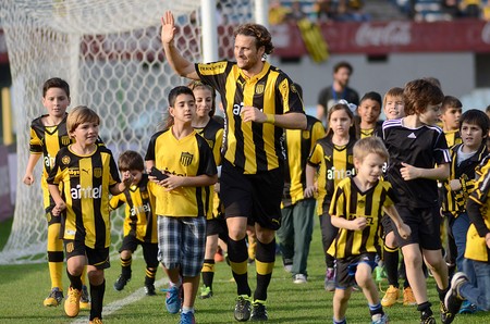 Diego Forlán durante el partido presentación en Peñarol (archivo, agosto de 2015). · Foto: Pablo Vignali Diego Forlán durante el partido presentación en Peñarol (archivo, agosto de 2015). · Foto: Pablo Vignali