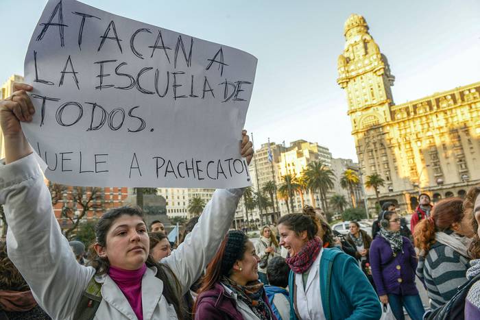 Estudiantes, docentes y trabajadores de la educación se movilizan en la plaza Independencia. · Foto: Santiago Mazzarovich, adhocfotos