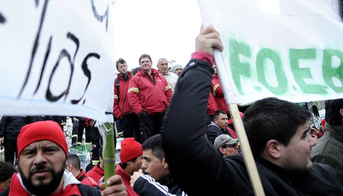 Acto de la FOEB frente al Palacio Legislativo (archivo, setiembre de 2015) · Foto: Javier Calvelo, adhocFOTOS