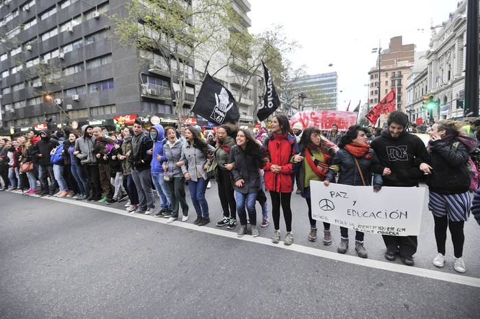 Marcha de estudiantes, desde la Universidad de la República hasta el Codicen (archivo, setiembre de 2015). · Foto: Federico Gutiérrez