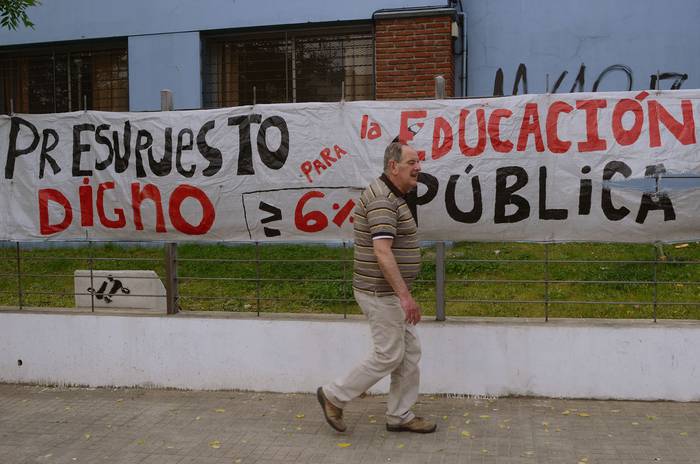 Pancarta de Fenapes, en el liceo 68 (archivo, noviembre de 2015) · Foto: Pablo Vignali