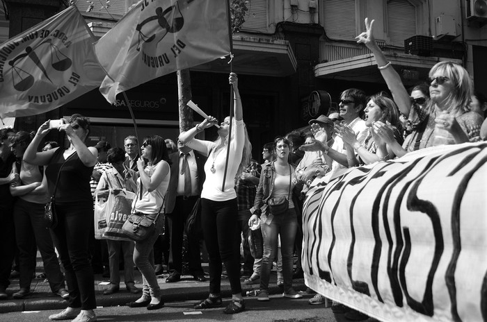 Marcha de Judiciales por la avenida 18 de Julio. Foto: Pablo Vignali (archivo, diciembre de 2015)