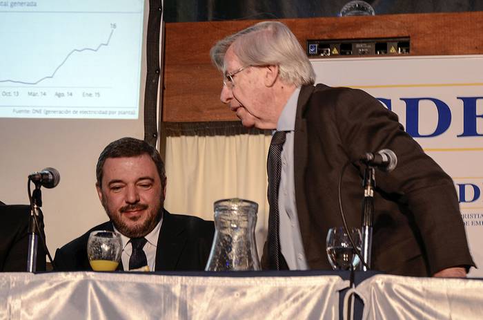 Mario Bergara y Danilo Astori, durante una conferencia sobre economía (archivo, diciembre de 2015). · Foto: Alessandro Maradei