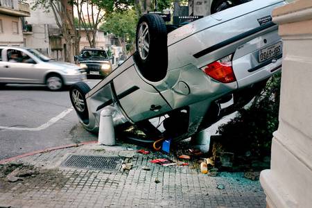 Accidente de tránsito en la intersección de las calles Maldonado y Juan Paullier (archivo, diciembre de 2015). · Foto: Pablo Vignali / adhocFOTOS Accidente de tránsito en la intersección de las calles Maldonado y Juan Paullier (archivo, diciembre de 2015). · Foto: Pablo Vignali / adhocFOTOS