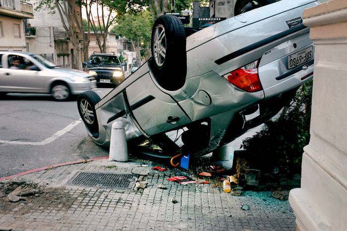 Accidente de tránsito en la intersección de las calles Maldonado y Juan Paullier (archivo, diciembre de 2015). · Foto: Pablo Vignali / adhocFOTOS