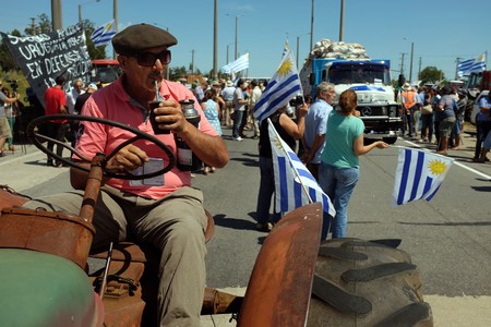 Protesta de productores agropecuarios en ruta 1 Km54. Foto: Pablo Vignali (archivo, enero de 2016) Protesta de productores agropecuarios en ruta 1 Km54. Foto: Pablo Vignali (archivo, enero de 2016)