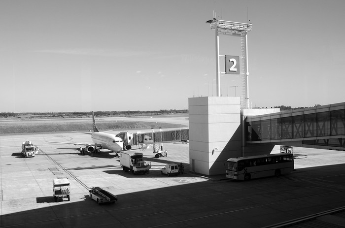 Avión de Alas U en el aeropuerto de Carrasco. Foto: Pablo Vignali (archivo, enero de 2016)