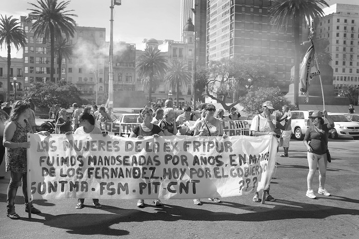 Trabajadores de la ex Fripur frente a Torre Ejecutiva. Colonia. Foto: Pablo Vignali (archivo, marzo de 2016)