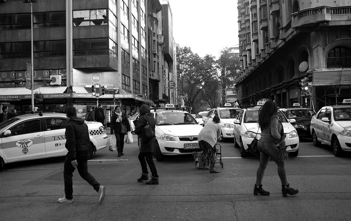 Movilización del taxi por 18 de Julio. Foto: Pablo Vignali (archivo, abril de 2016)