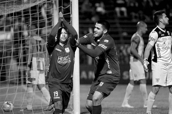 Héctor Acuña y Maximiliano Gómez, de Defensor Sporting, el sábado, en el estadio Franzini. Foto: Santiago Mazzarovich