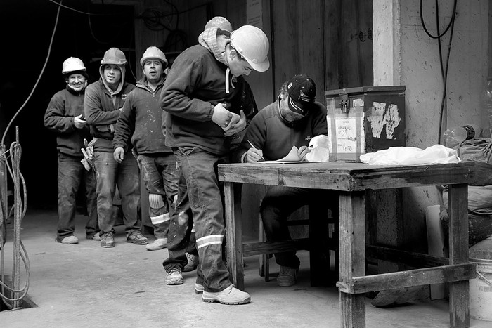 Trabajadores afiliados al SUNCA votan en una obra de Cordón. Foto: Pablo Nogueira