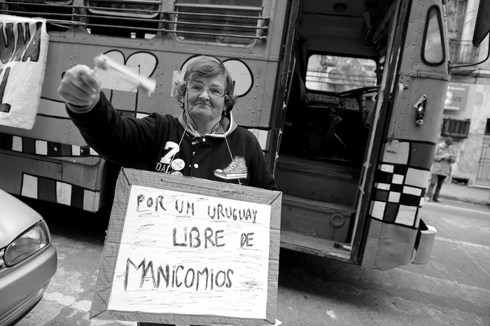 Actividad por una ley de salud mental y contra los manicomios, en feria del Cordón. Foto: Santiago Mazzarovich (archivo, agosto de 2016)