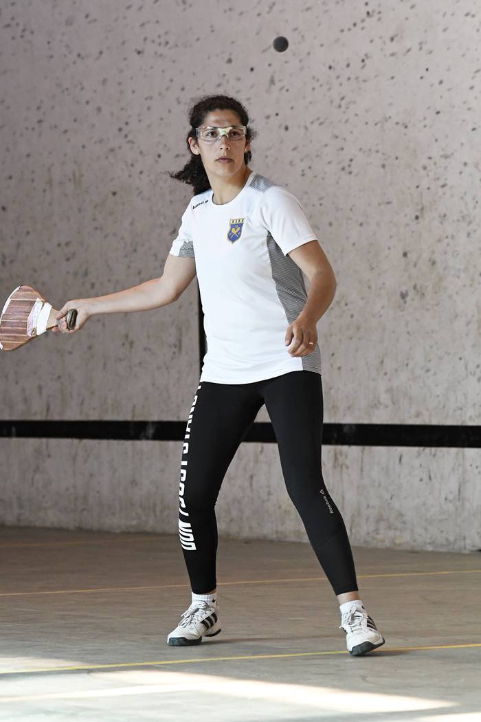 Mariangel Maneiro, durante un entrenamiento de la selección uruguaya femenina de pelota de goma, en el club Praga de Mercedes. (archivo, octubre de 2016) · Foto: Sandro Pereyra