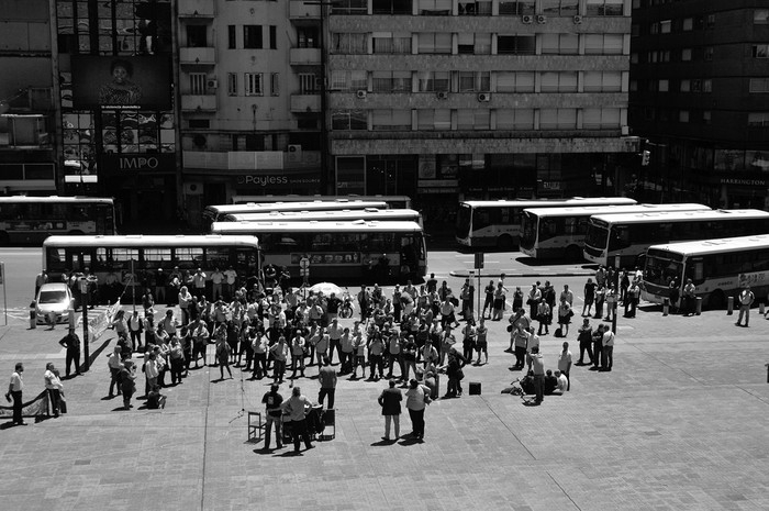 Asamblea de trabajadores de las cooperativas de transporte que se desarrolló este jueves en la explanada de la Intendencia de Montevideo. Foto: Federico Gutiérrez