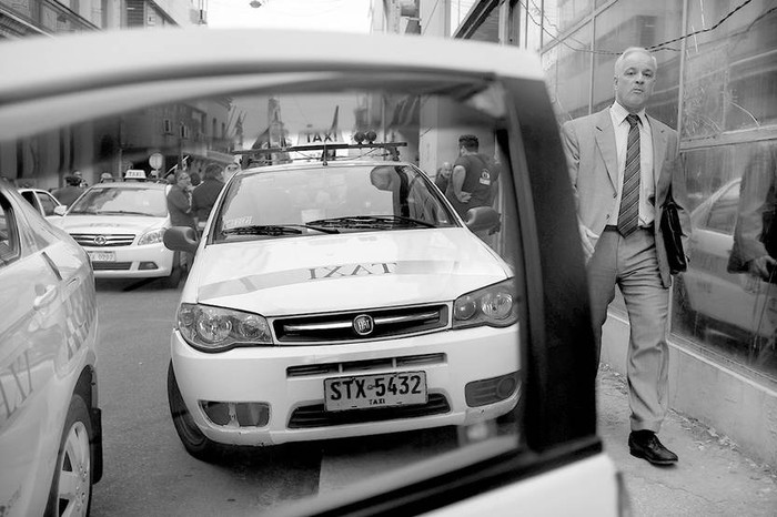 Trabajadores del taxi concentrados. Foto: Pablo Vignali (archivo, noviembre de 2016)