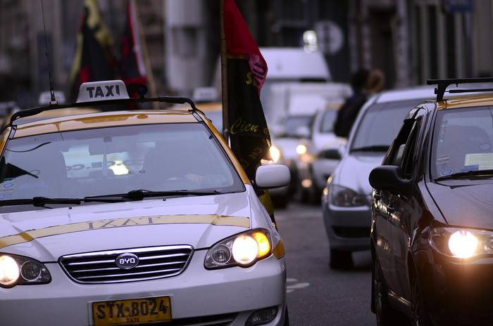 Marcha de taxistas en reclamo de la regularización del servicio de Uber (archivo, 2016). · Foto: Pablo Vignali