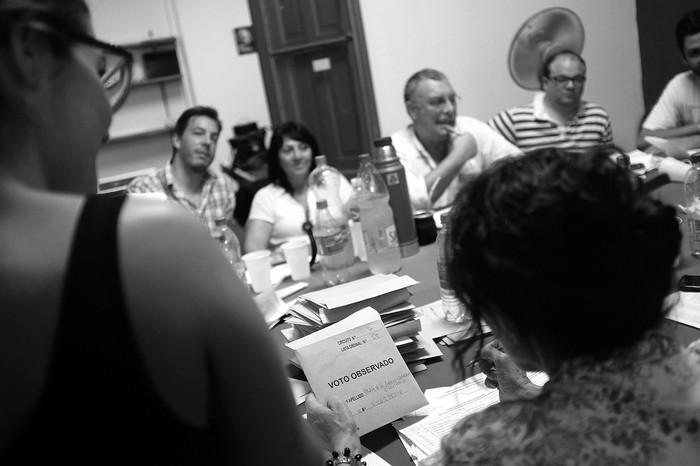  Escrutinio de votos observados en las elecciones departamentales del Partido Socialista. / foto: pablo vignali