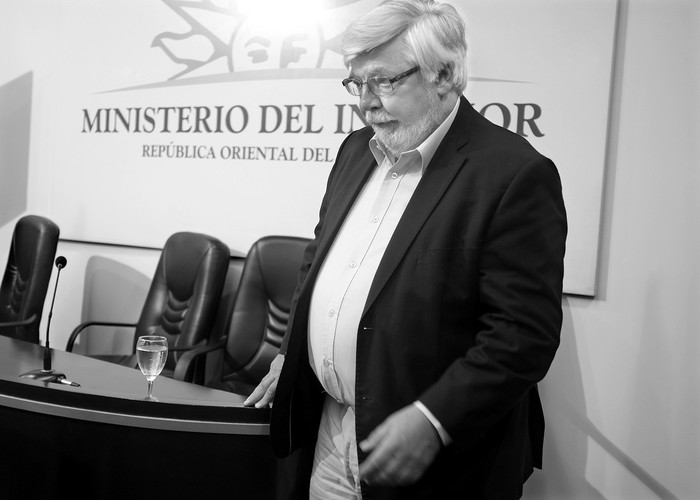Eduardo Bonomi al término de una conferencia de prensa en la Sala de Medios de la Unidad de Comunicación (UNICOM). Foto: Pablo Vignali (archivo, diciembre de 2016)