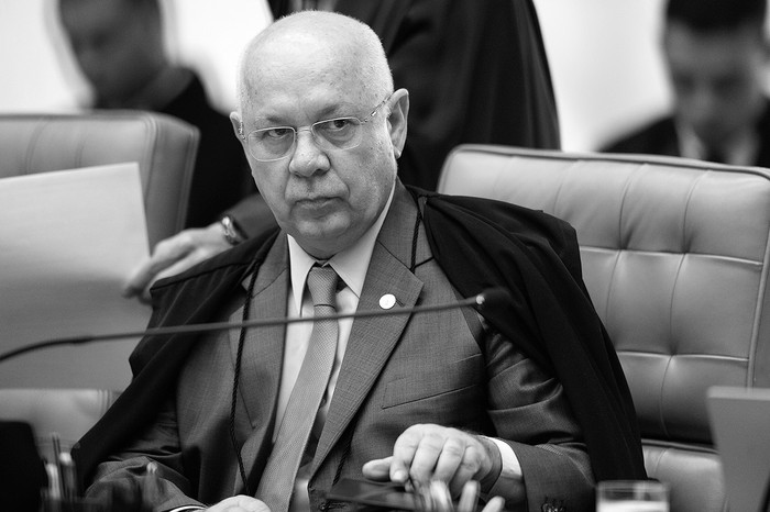 El ministro del Supremo Tribunal de Brasil  Teori Zavascki durante una sesión, el 31 de marzo de 2016 en Brasilia. / foto: andressa anholete,
afp