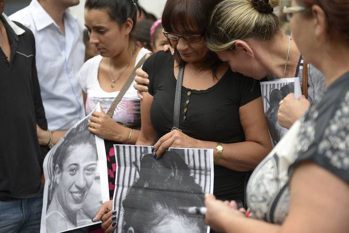 Beatriz Olivera, al centro, madre de Valeria, durante la marcha en repudio al femicidio de Valeria Sosa (archivo, febrero de 2017). · Foto: Andrés Cuenca