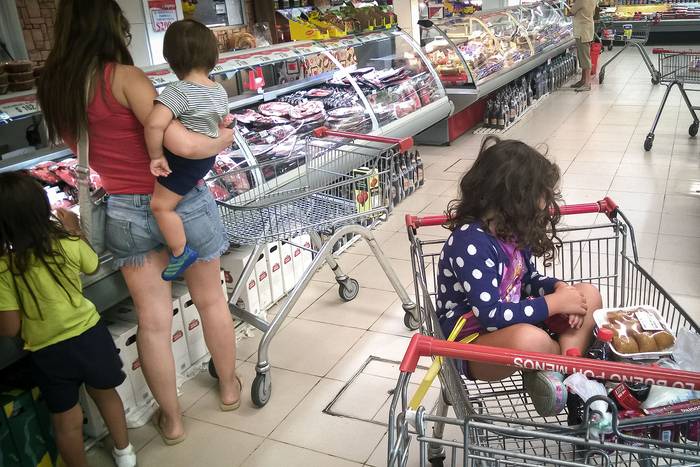 Supermercado en el barrio Cordón, Montevideo (archivo, febrero de 2017). · Foto: Javier Calvelo, adhocFOTOS