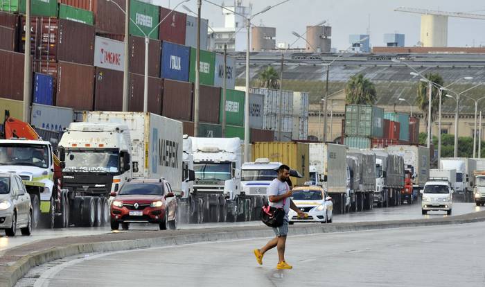  Camiones a las afueras del Puerto de Montevideo, en el marco de una huelga de transportistas.
 · Foto: Federico Gutiérrez