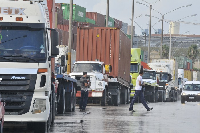 Camiones en la rambla portuaria espera acceso al Puerto de Montevideo. (archivo, marzo de 2017) · Foto: Federico Gutiérrez