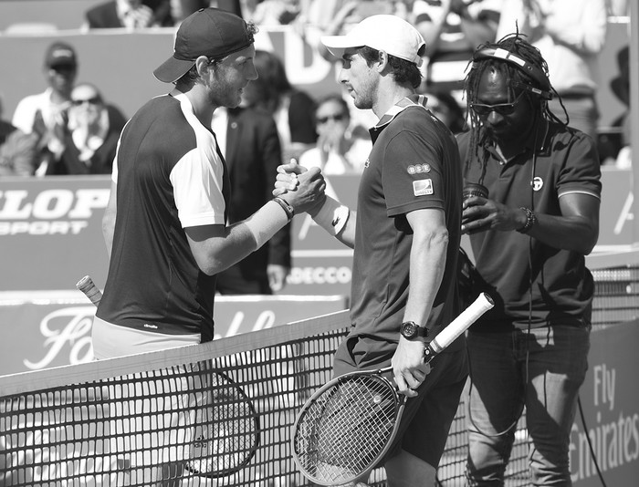  Lucas Pouille saluda a Pablo Cuevas, hoy en Monaco. Foto Yann Coatsaliou AFP